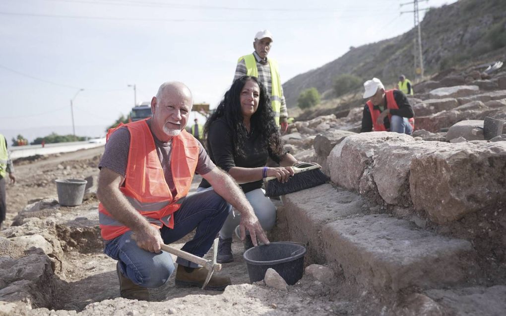 In het midden archeoloog Dina Avshalom-Gorni. beeld Universiteit van Haifa