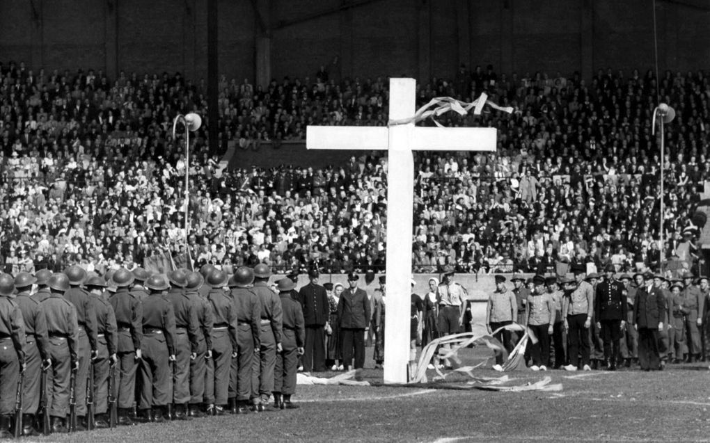 Opening van de herdenking van 1940-1945 in het stadion te Amsterdam, 31 augustus 1945. beeld Nationaal Archief/Collectie Spaarnestad/Wiel van der Randen