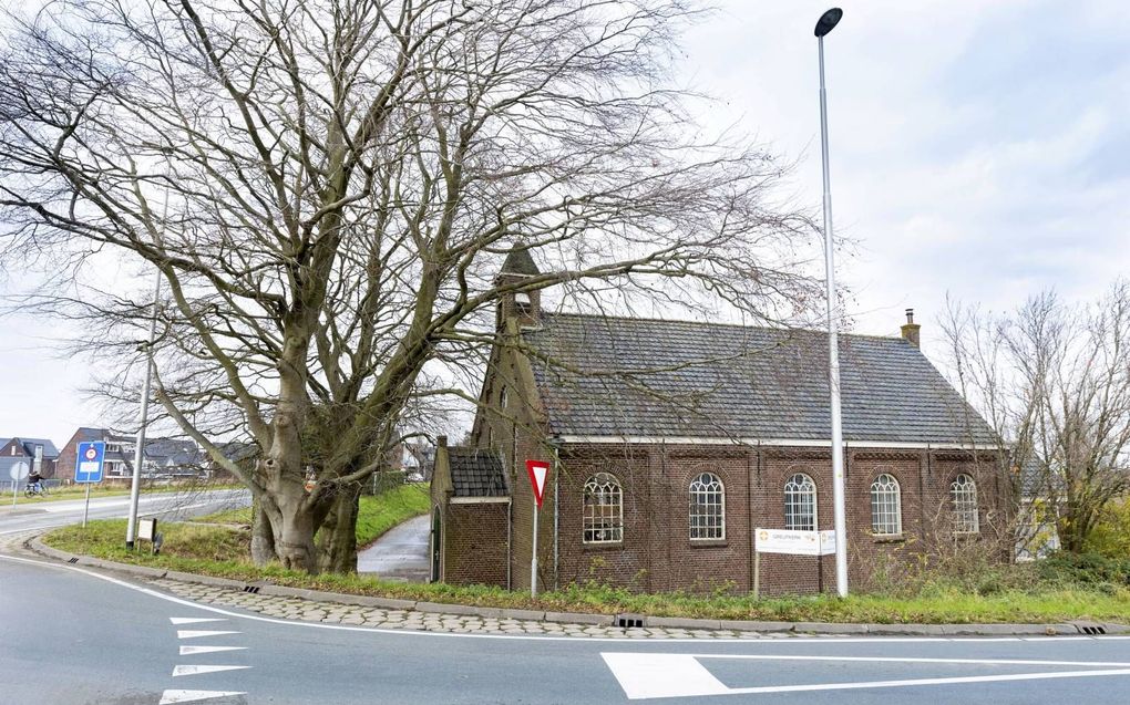 De Greupkerk ligt strak tegen de rotonde op de N488 en Stougjesdijk aan. beeld RD, Anton Dommerholt