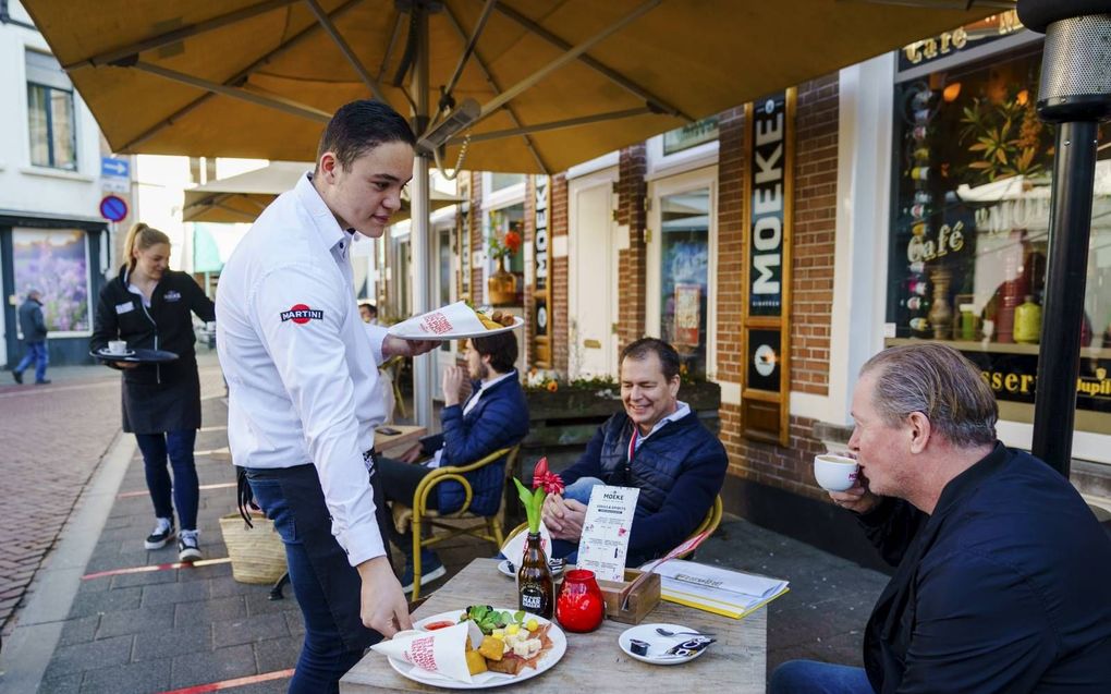 Vakbonden zijn blij dat de coalitiepartijen de verschillen tussen flex- en vaste contracten de komende tijd willen verkleinen. In de horeca hebben veel medewerkers een flexcontract. beeld ANP, Marco de Swart