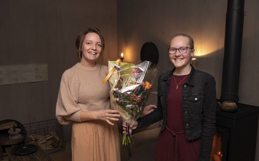 Anne-Rie Kraaijeveld geeft een bloemetje aan haar tante Elsbeth de Bruijn. beeld RD, Dirk Hol.