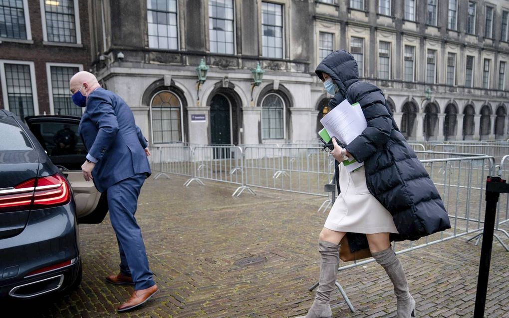 Door deze foto met daarop D66-verkenner Ollongren brak er paniek uit op het Binnenhof. beeld ANP, Bart Maat