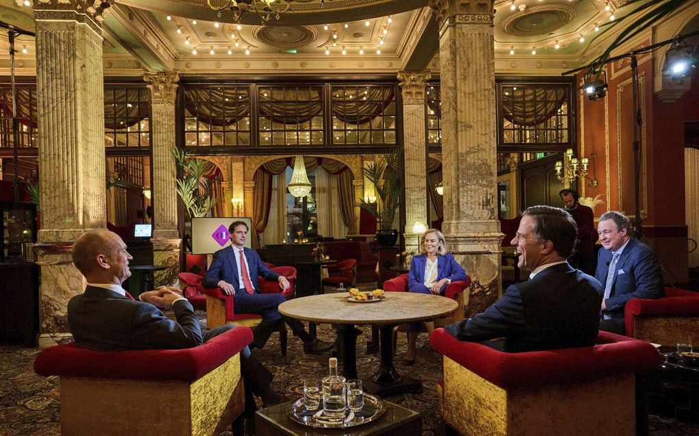 Mark Rutte (VVD), Sigrid Kaag (D66), Wopke Hoekstra (CDA) en Gert-Jan Segers (CU) aan tafel bij tv-programma Op1 vanuit het luxe Hotel Des Indes. Ze zijn kennelijk in hun sas met het nieuwe regeerakkoord. beeld ANP, Phil Nijhuis