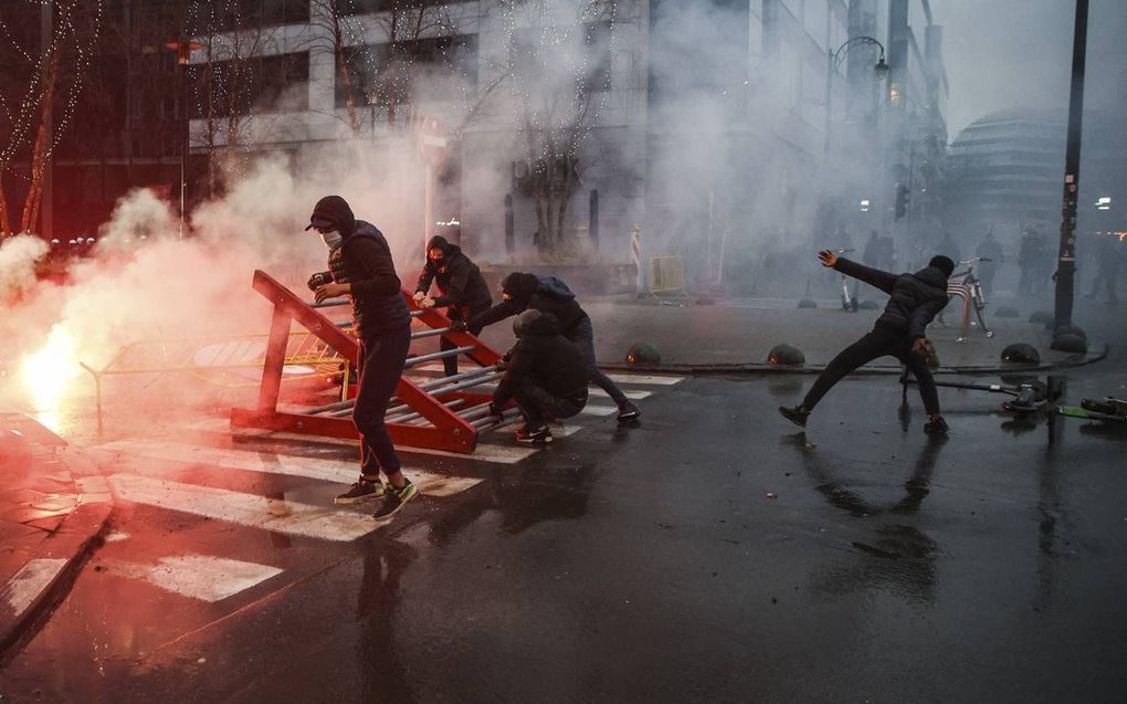 Protesten tegen de coronamaatregelen in Brussel, afgelopen weekend. Er vonden ook demonstraties tegen de maatregelen plaats in onder meer Hamburg, Londen en Parijs. beeld AFP, Aris Oikonomou