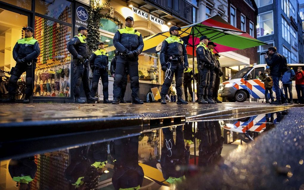 De mobiele eenheid voor horecazaak Waku Waku. De gemeente Utrecht staat mensen niet langer toe te demonstreren op de stoep voor het restaurant. De dagen voor het besluit kwamen honderden steunbetuigers en demonstranten af op het veganistische restaurant dat weigerde gasten te controleren op hun QR-code. beeld ANP, Robin Lonkhuijsen