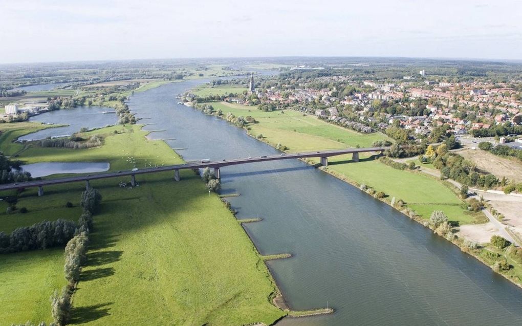 De provincie Gelderland weigert nog langer mee te werken aan de afgesproken verbreding van de Rijnbrug bij Rhenen.  beeld Rijkswaterstaat, Joop van Houdt