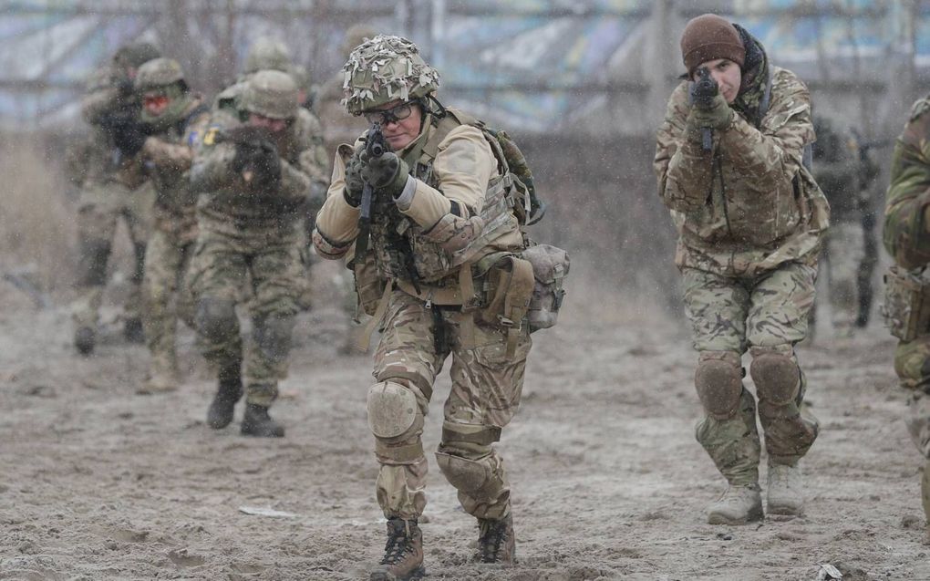 Reservisten volgen een militaire training in de buurt van de Oekraïnse hoofdstad Kiev. beeld EPA, Sergei Dolzhenko