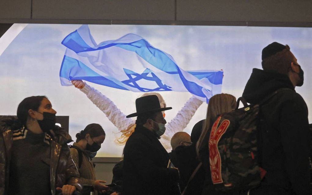 Een ultraorthodoxe joodse reiziger wacht in de rij op Israëlische luchthaven Ben Gurion, Tel Aviv. Israël heeft tientallen landen „rood” verklaard. beeld AFP, Gil Cohen-Magen