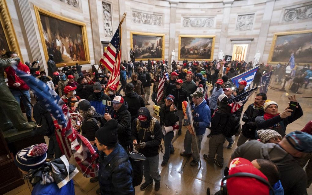 Aanhangers van de Amerikaanse president Donald Trump bestormen op 6 januari het Capitool. beeld EPA, Jim Lo Scalzo