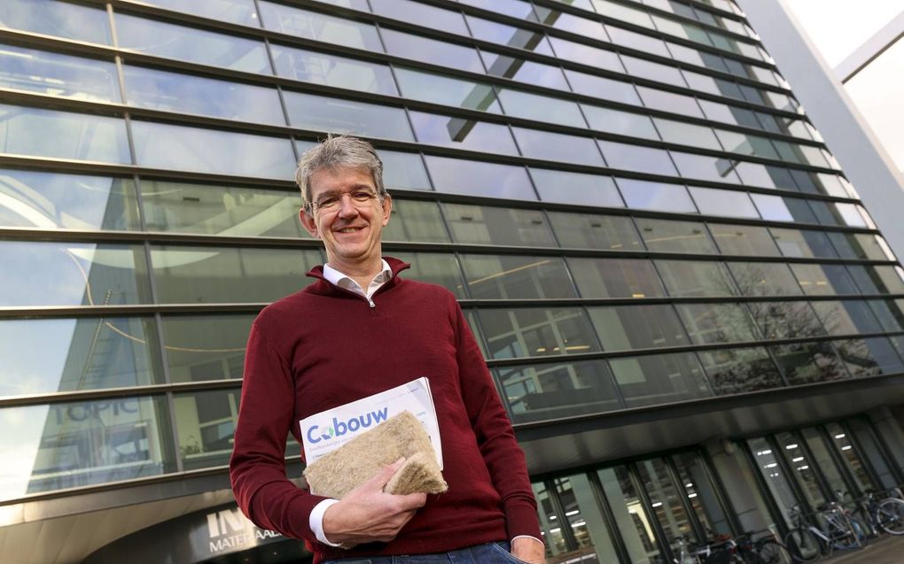 Architect Harold van de Ven poseert met het vaktijdschrift Cobouw voor het pand in het Brabantse Best, in de buurt van Eindhoven, waarin zijn bedrijf gevestigd is. beeld Bert Jansen