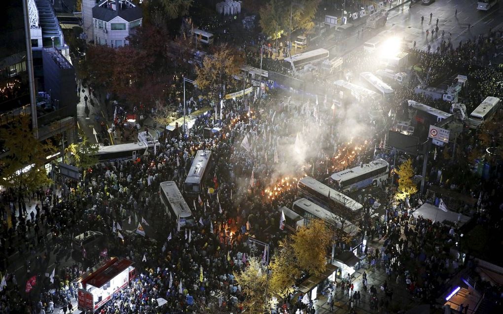 Honderdduizenden mensen in Zuid-Korea gingen in 2016 de straat op om het vertrek van Park te eisen. beeld EPA, Jeon Heon-Kyun