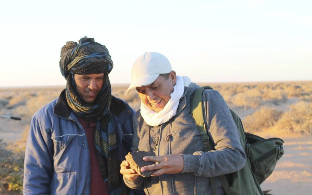 Prof. Abderrahmane Ibhi beoordeelt een steen die een nomade hem heeft aangeboden. Is het een meteoriet of niet? beeld Abderrahmane Ibhi