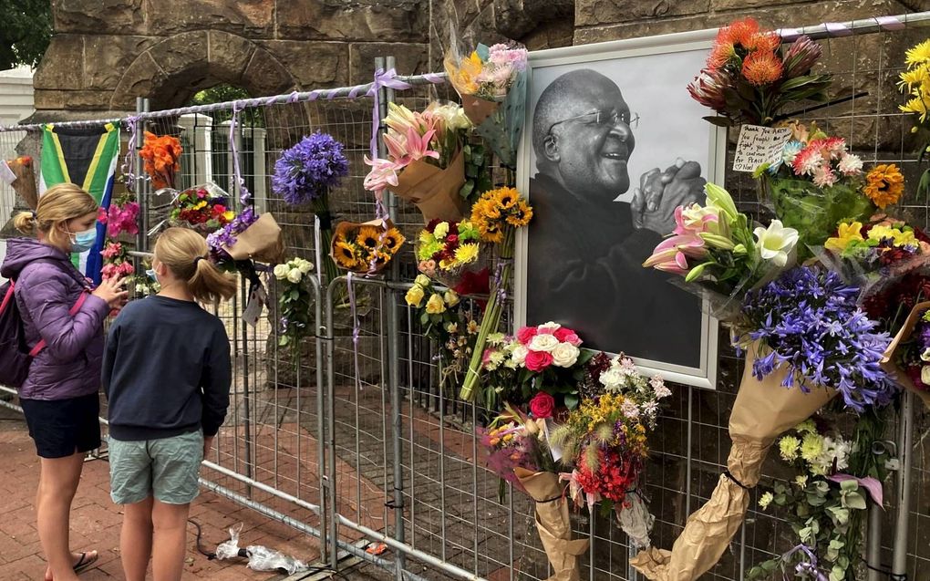 Bloemen voor de anglicaanse kathedraal in Kaapstad, maandag. beeld EPA