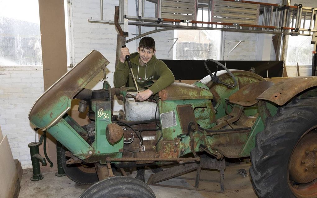 John Verschoor knapt een oude trekker op, een Deutz D30S uit 1961. beeld Martin Droog