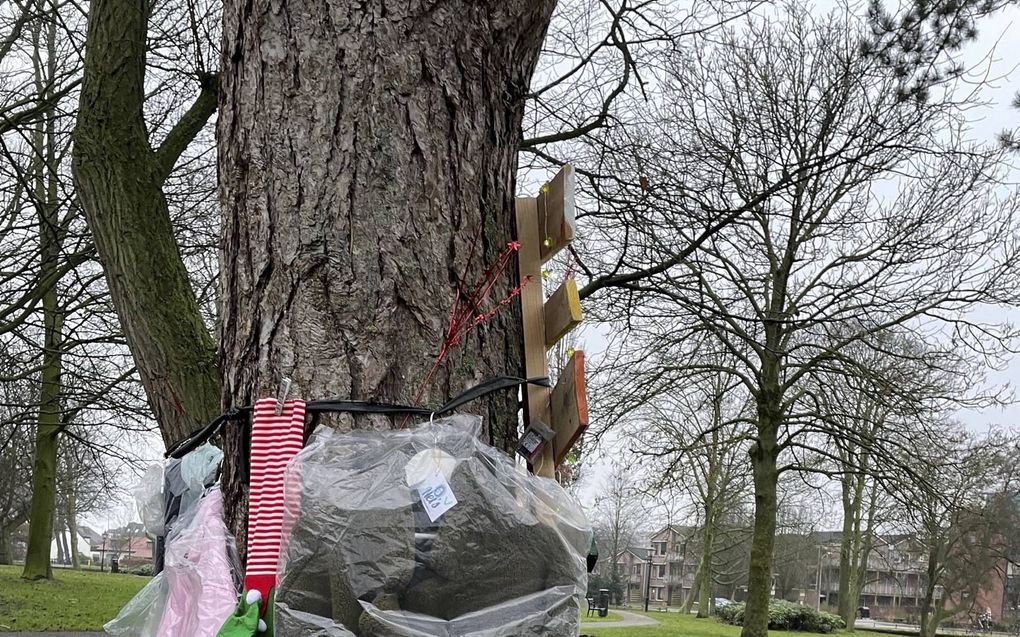 Marjan van Noordennen hangt warme jassen in een park. beeld Marjan van Noordennen