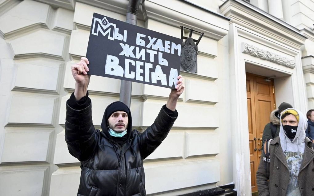 Een demonstrant bij het gerechtsgebouw. beeld AFP, Natalia Kolesnikova