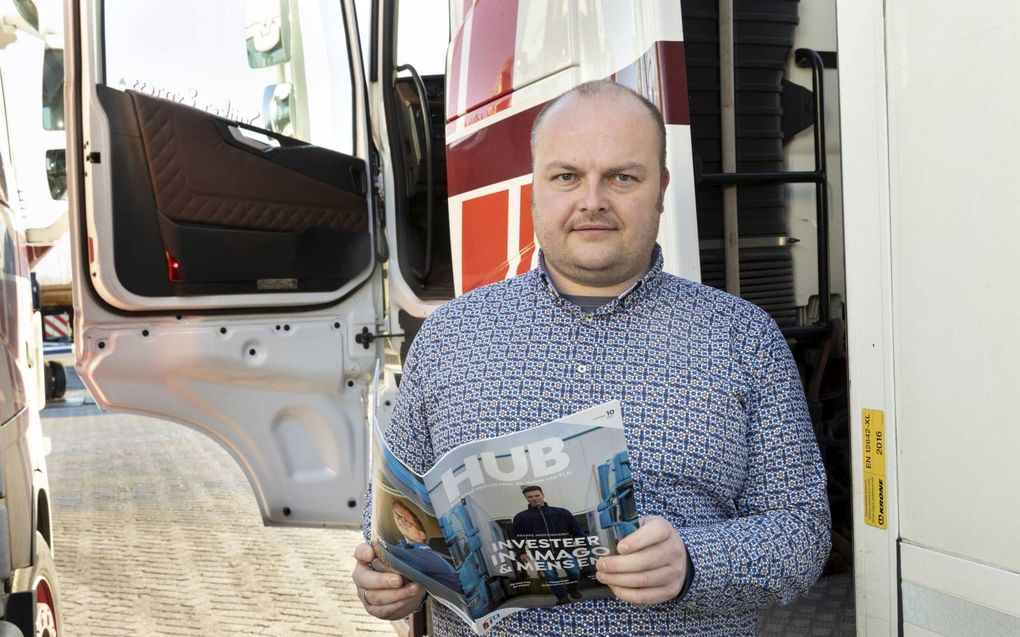 Wim Suijker bladert de nieuwe HUB altijd wel even door. „Vaak staat er wel iets interessants in.” beeld RD, Anton Dommerholt