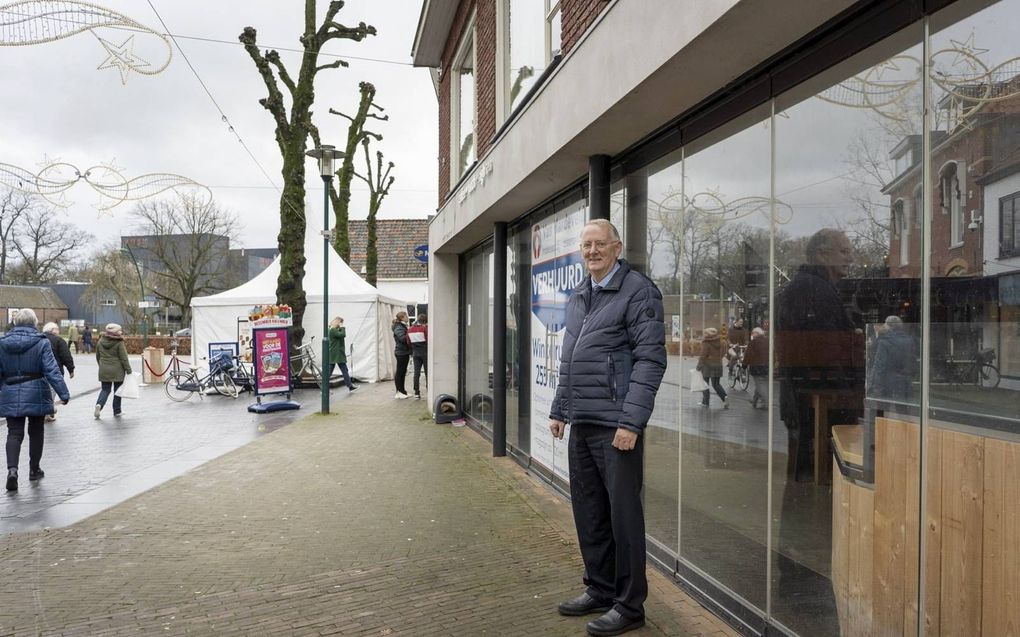 Coördinator Jan van ’t Goor voor het pand in Barneveld waar ”Huiskamer Samaria” wordt gevestigd. beeld Niek Stam