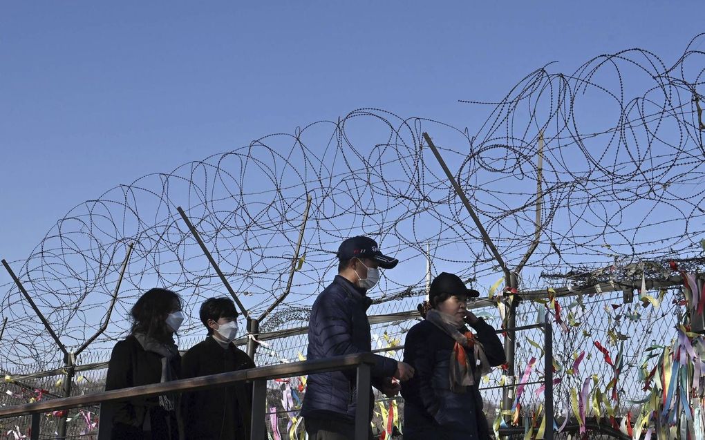 De zwaarbewaakte grens tussen de Korea’s. beeld AFP, Jung Yeon-je