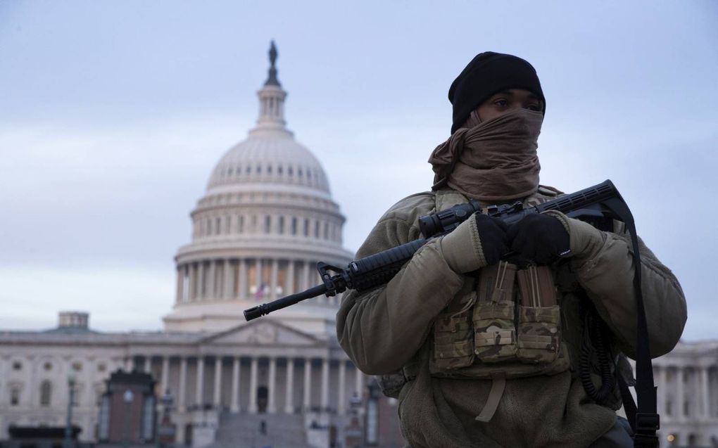 Militairen bewaken overheidsgebouwen in Washington na de rellen van januari vorig jaar. beeld EPA, Michael Reynolds