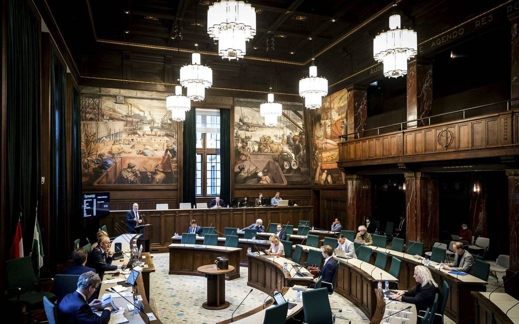 „De gemeenteraadsverkiezingen zijn belangrijker dan ooit: lokaal leggen we de basis voor het slagen van beleid rond landelijke thema’s.” Foto: gemeenteraadsvergadering in Rotterdam. beeld ANP, Remko de Waal