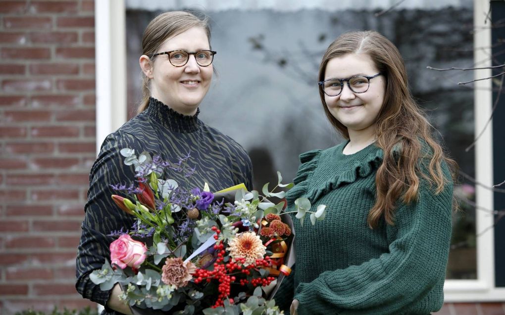 Suzanne van Laar-van Lith (l.) geeft een bloemetje aan haar dochter Gerlinda (r.), „omdat ze het verdient na zo veel te hebben meegemaakt.” beeld VidiPhoto