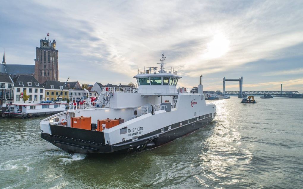 Het volledig elektrische autoveer Rosfjord tijdens een proefvaart op de Oude Maas bij Dordrecht. De Rosfjord vertrok in december naar Noorwegen. beeld HSG