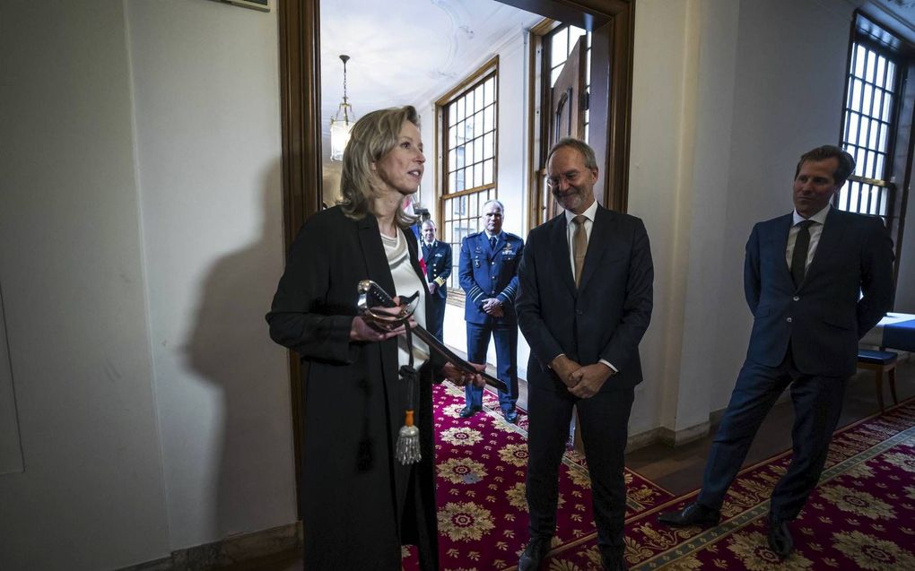 Minister van Defensie Kasja Ollongren ontvangt bij de overdracht een klewang van haar voorganger Henk Kamp. beeld ANP, Jeroen Jumelet