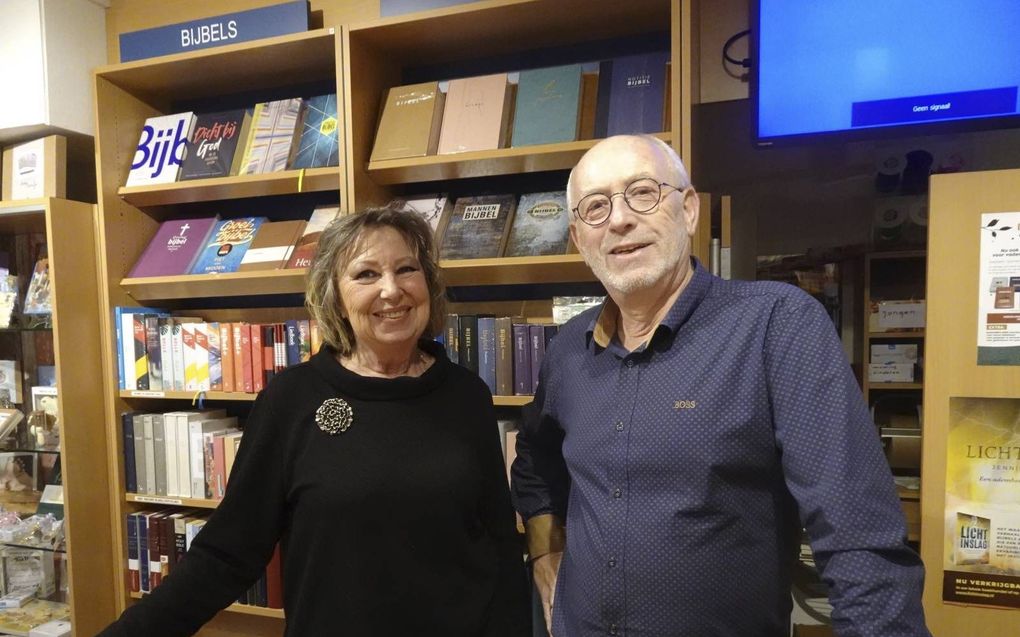 Marianna de Kruif en Rob Bremer in de Bijbelkiosk. beeld RD