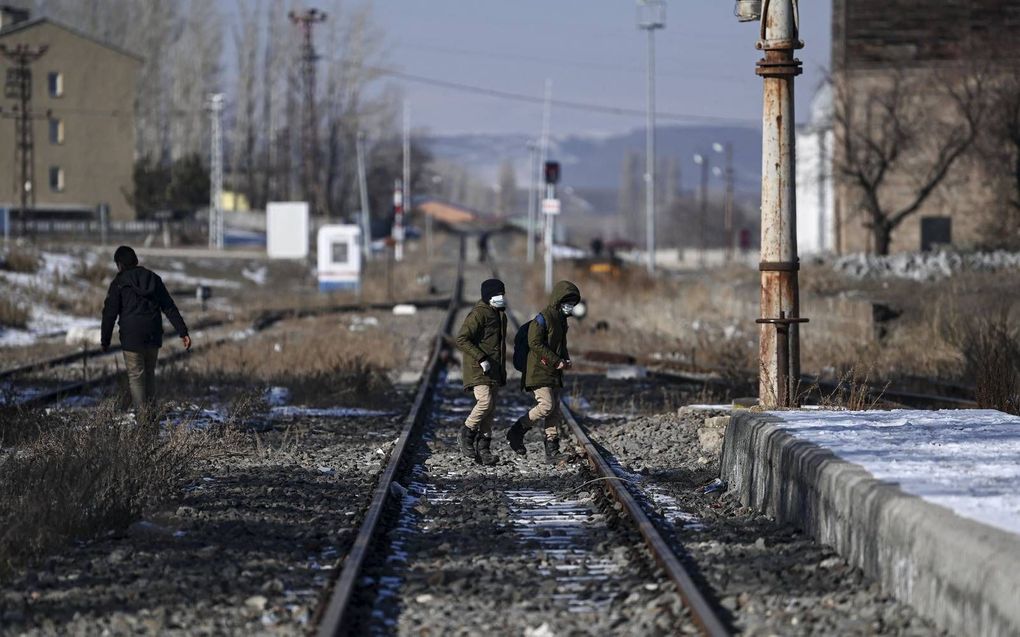 Jongens lopen op de sporen bij treinstation Akyaka, dichtbij de Turks-Armeense grens. beeld AFP, Ozan Kose