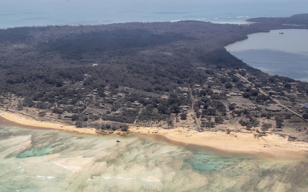 De Nieuw-Zeelandse luchtmacht maakte maandag opnamen van het getroffen Tonga in de Stille Oceaan. Door de vulkaanuitbarsting van zaterdag zijn grote delen van de eilandstaat met een dikke laag as bedekt. beeld AFP, New Zealand Defense Force