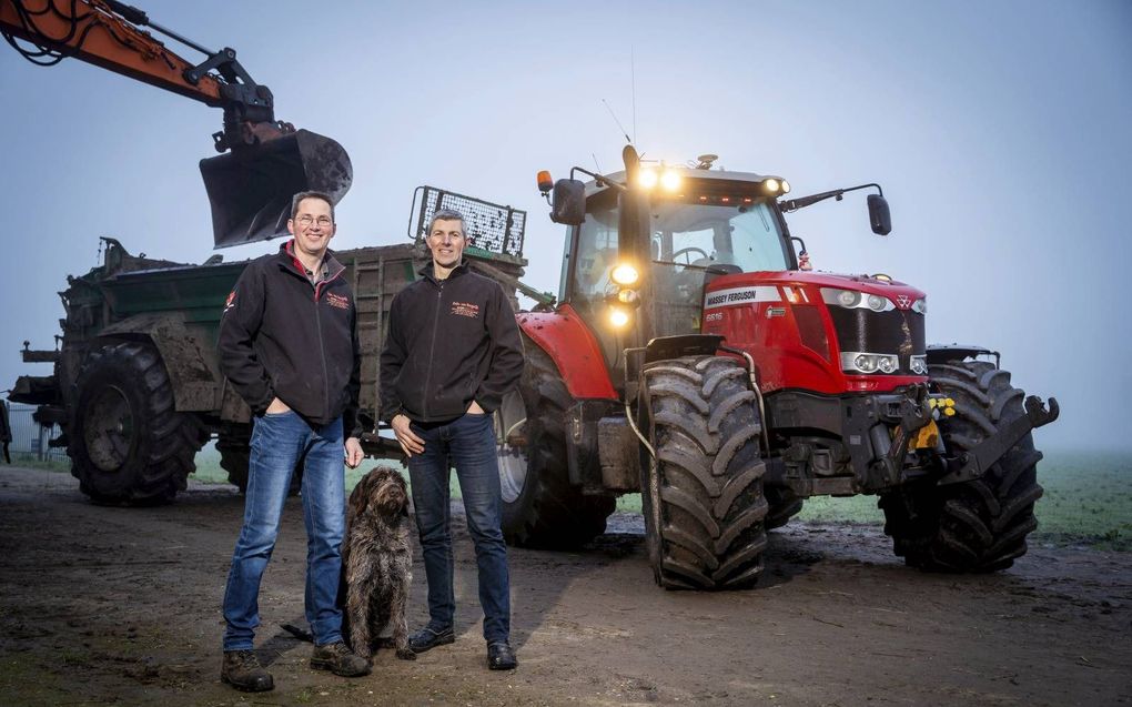 De broers Rens (l.) en Marc van Bergeijk telen met minimale input aardappelen, bieten, graan en erwten.  beeld Cees van der Wal