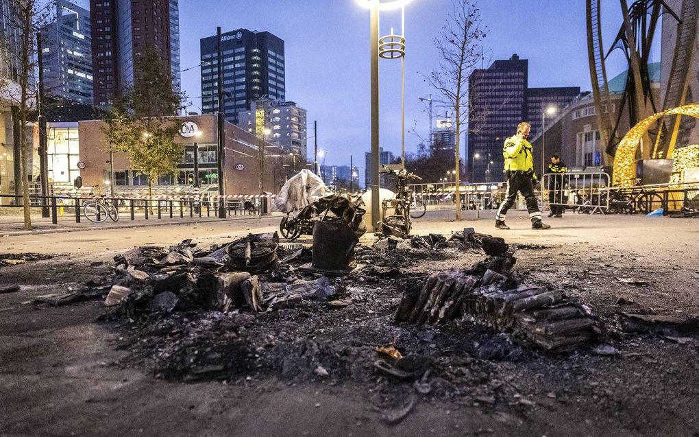 Schade na rellen in Rotterdam in november 2021. „Zonder handhaving vervallen we in chaos.” beeld ANP, Jeffrey Groenewegen