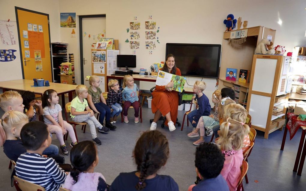 Juf Tea Hubregste werkt als kleuterjuf op de Prins Mauritsschool in Delft – „een evangelisatieschool.” Ruim 20 procent van de kinderen heeft geen religieuze achtergrond. beeld Roel Dijkstra