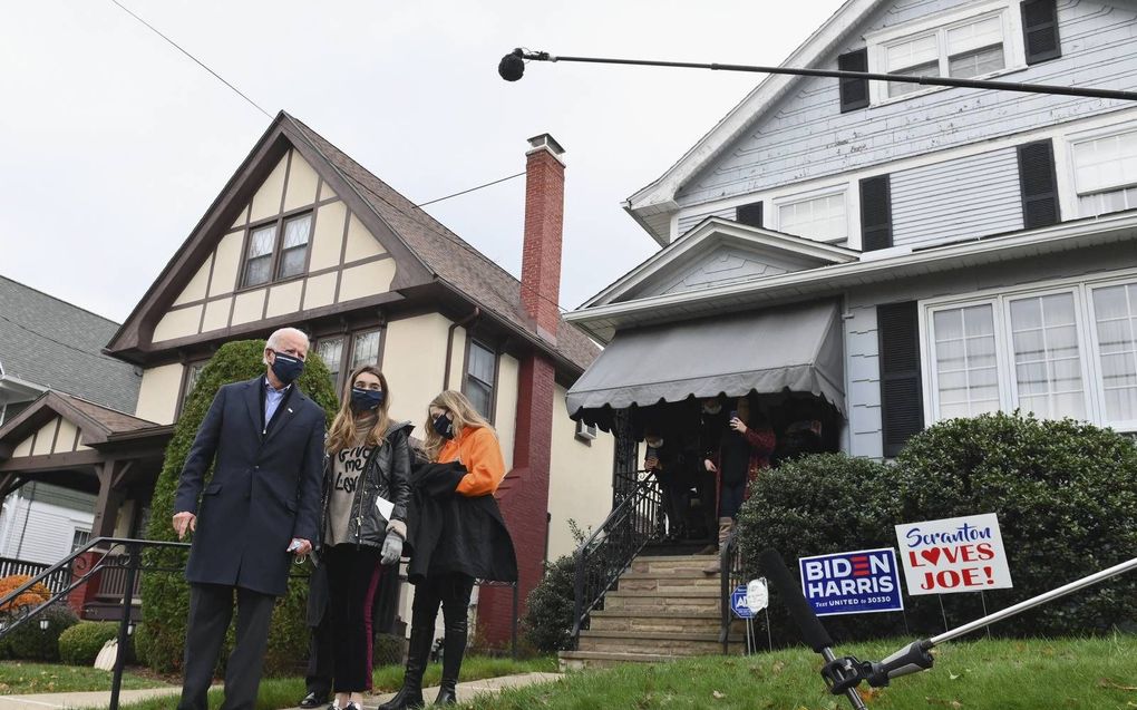 Biden als presidentskandidaat met kleindochters bij zijn oude huis, november 2020. beeld AFP, Angela Weiss

