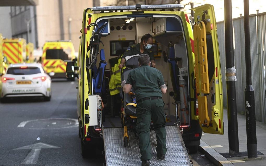 Ambulances in de rij bij het Royal Hospital London, 5 januari 2022. De Britse National Health Security staat door corona onder grote druk. beeld EPA, Neil Hall