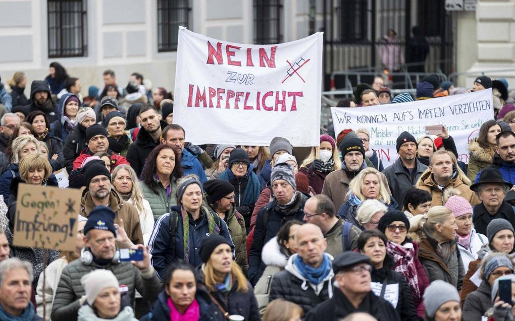Protest tegen vaccinatieplicht, november 2021, in Wenen. beeld AFP, Georg Hochmuth
