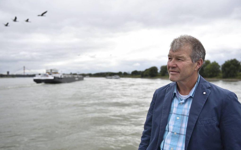 Ds. Meijvogel bezoekt schippersgezinnen aan boord. Hij reist daarvoor langs het stroomgebied van de Rijn. beeld binnenvaartpastoraat