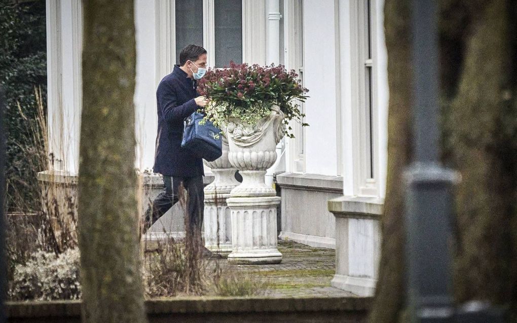 Premier Mark Rutte arriveert maandagmorgen in Den Haag bij het Catshuis. Het kabinet kwam daar bijeen voor een besluit over de nieuwe versoepelingen. beeld ANP, Phil Nijhuis