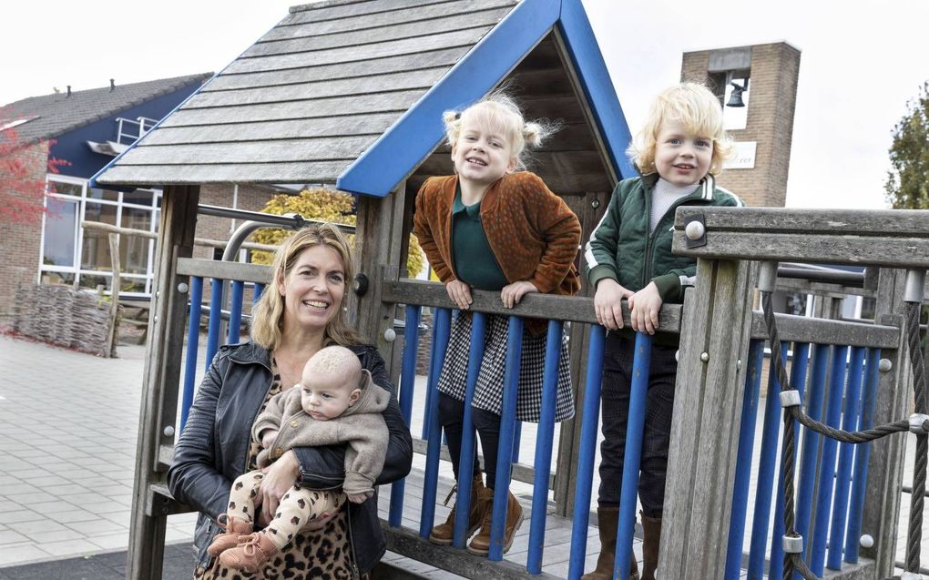 De oudste dochter van Josine van Schaik gaat naar de Eben-Haëzerschool in Lienden. „Wij moeten als ouders niet gaan discussiëren over de Bijbel.” beeld RD, Anton Dommerholt