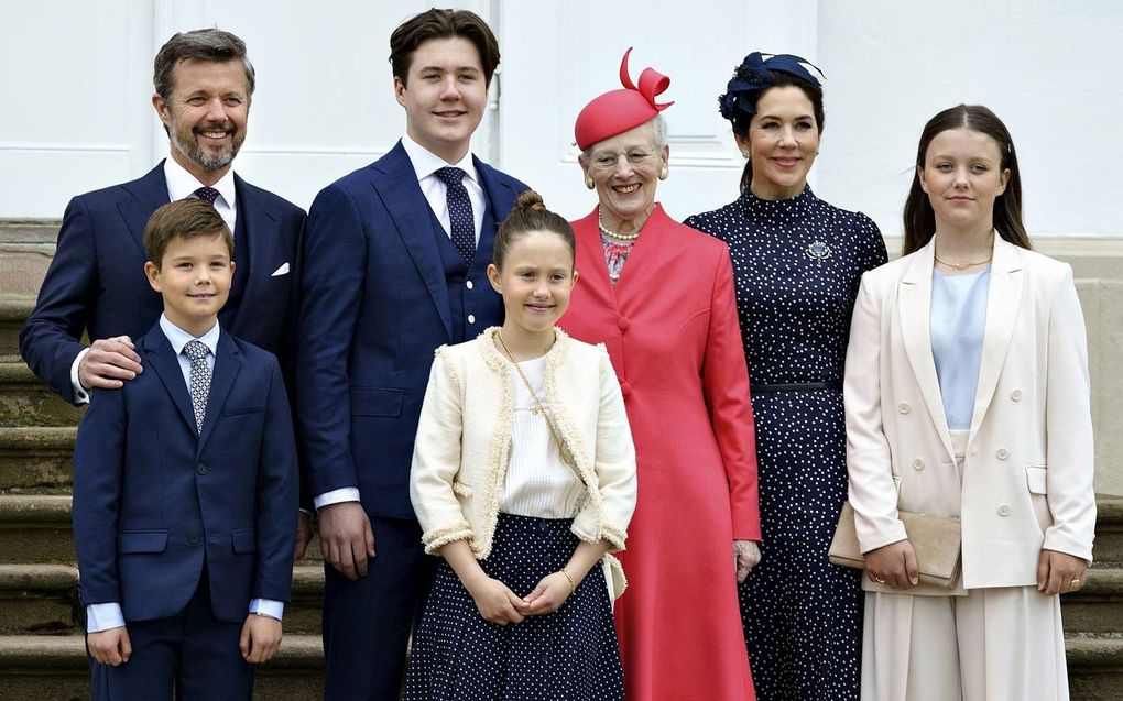 Het kroonprinselijk gezin van Denemarken met koningin Margrethe II. V.l.n.r.: kroonprins Frederik, prins Vincent, prins Christian, prinses Josephine, koningin Margrethe II, kroonprinses Mary en prinses Isabella. beeld EPA, Keld Navntoft