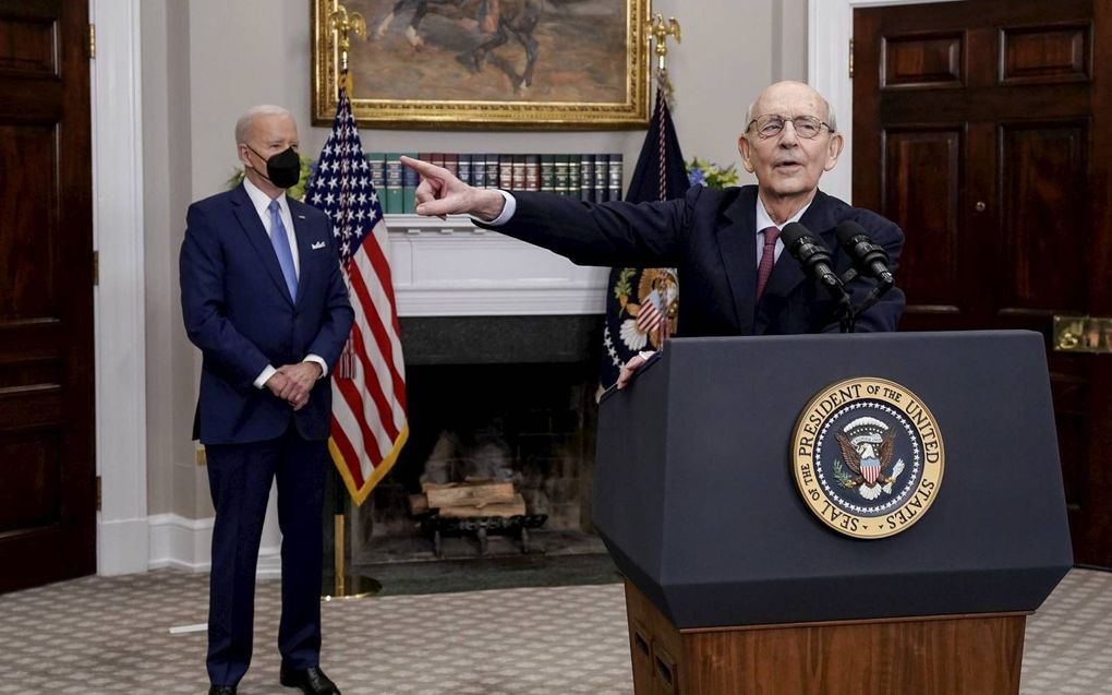 Opperrechter Stephen Breyer (r.) kondigde donderdag in bijzijn van president Joe Biden zijn vertrek aan. In juni gaat de topjurist met pensioen. beeld EPA, Yuri Gripas