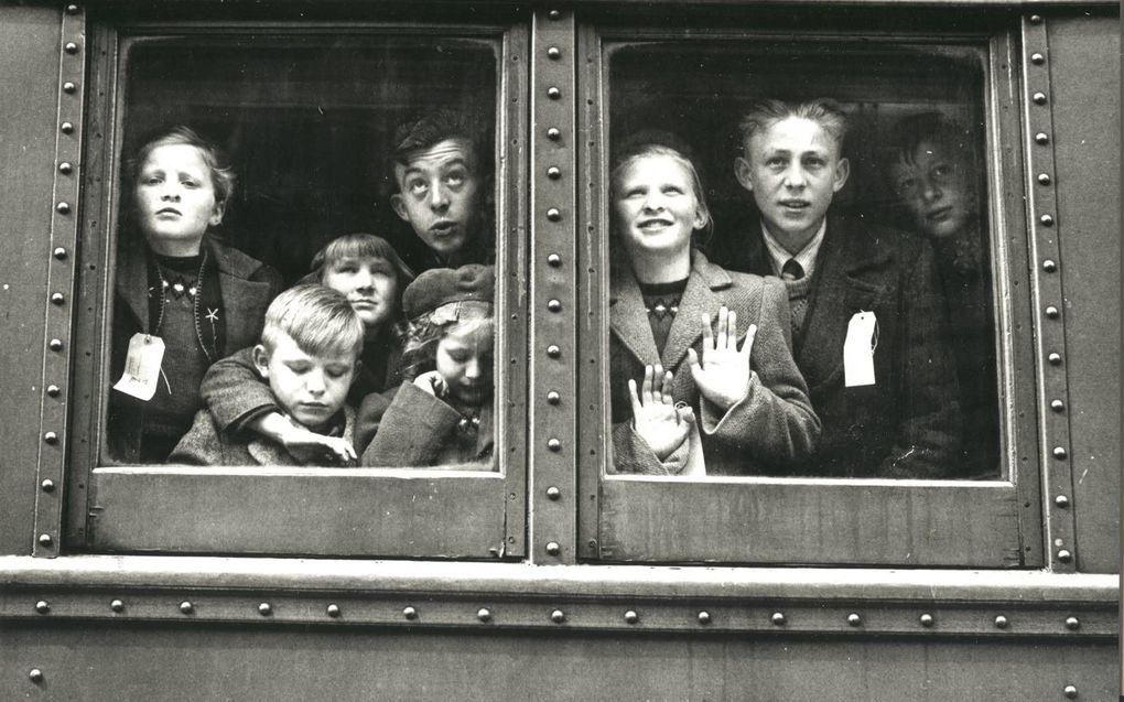 Kinderen van een emigrantenfamilie kijken uit het raam van een Canadese trein. beeld Enne Koops