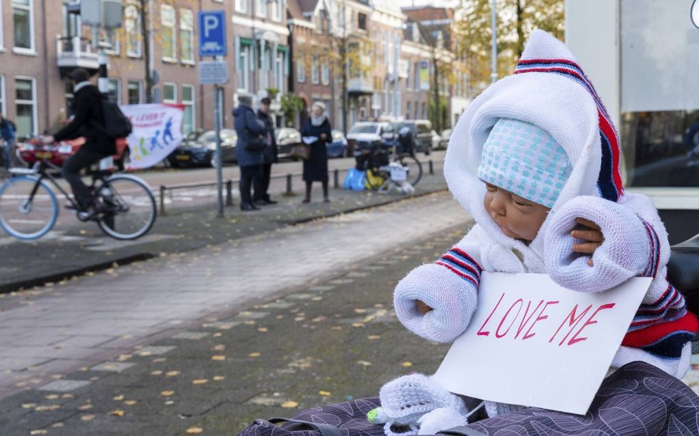 Een wake van ”Kies leven” bij abortuskliniek Vrelinghuis in Utrecht. beeld RD, Anton Dommerholt