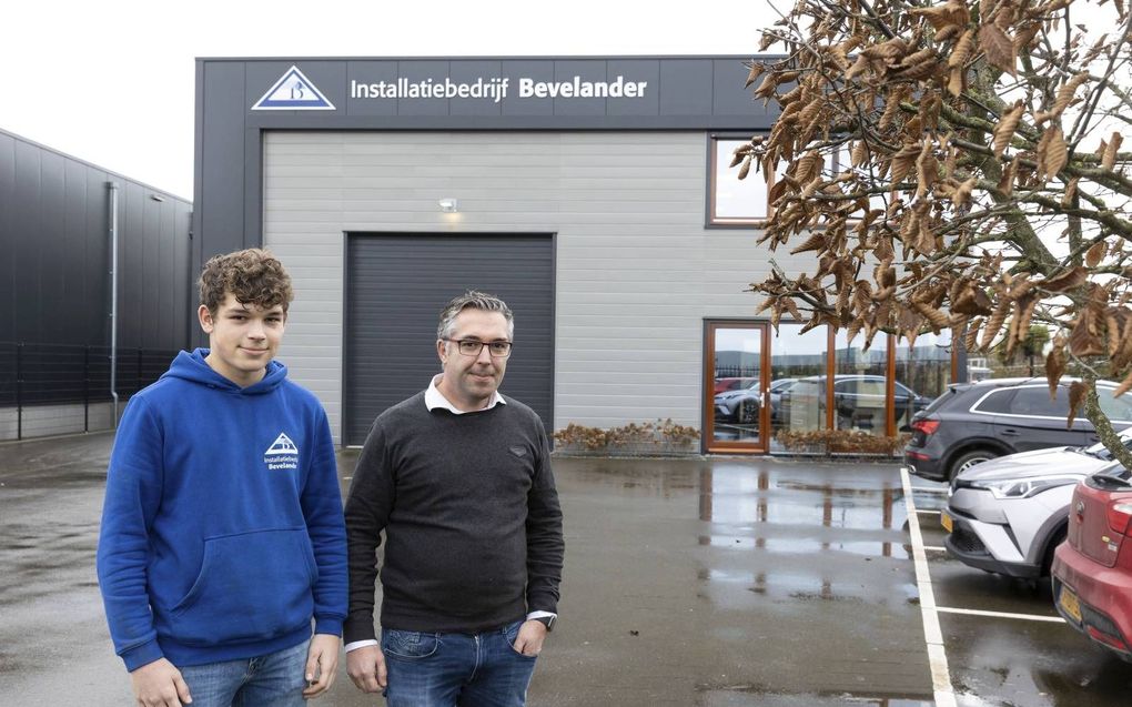 Jaco Bevelander (41) met zijn zoon Jarco (16) voor het bedrijfspand in Tholen. beeld RD, Anton Dommerholt