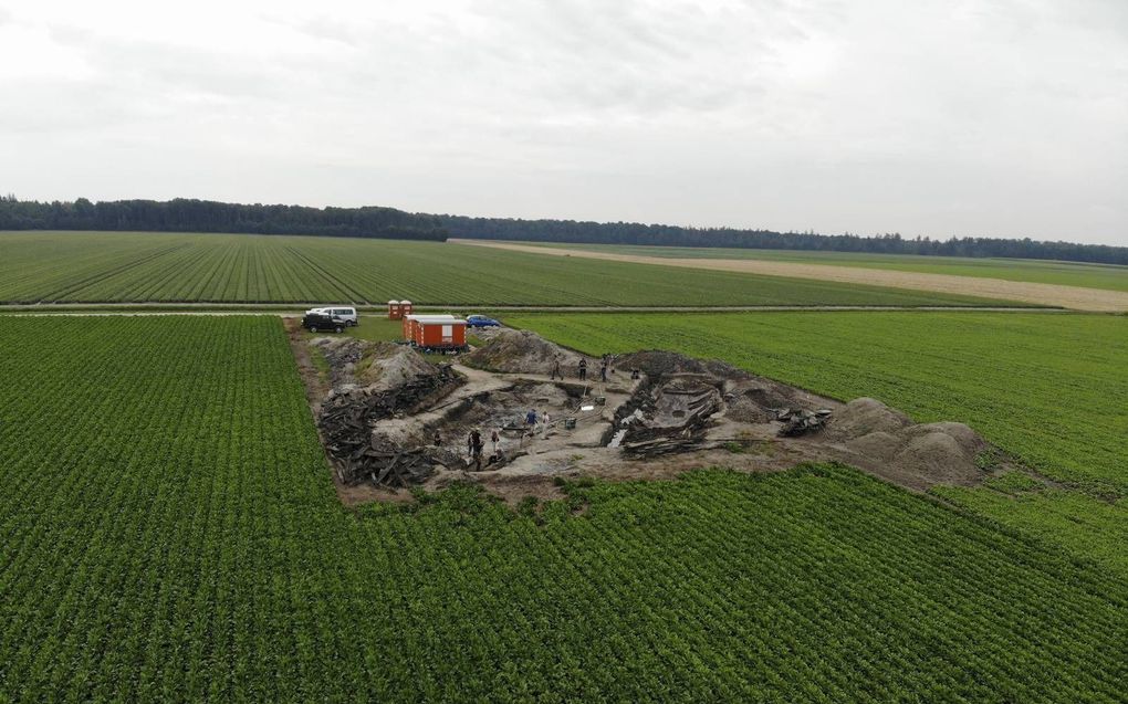 Er zijn twee soorten archeologische vondsten aangetroffen in de Noordoostpolder: scheepswrakken en botten, bakstenen en aardewerk. Op de foto: Het team van de Rijksuniversiteit Groningen bezig met de opgraving van een schip. beeld Yftinus van Popta