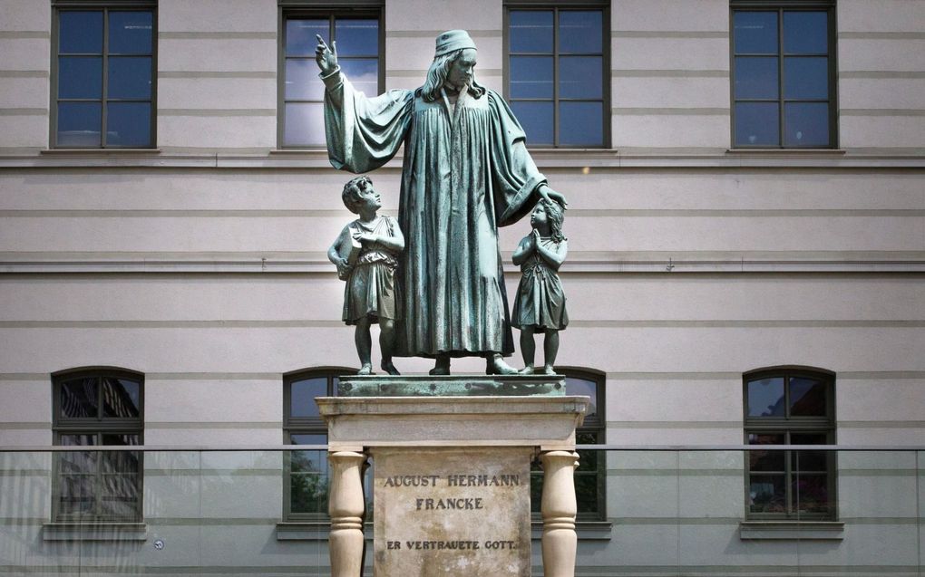 Standbeeld van August Hermann Francke, met het opschrift: „Hij vertrouwde God.” beeld RD, Henk Visscher