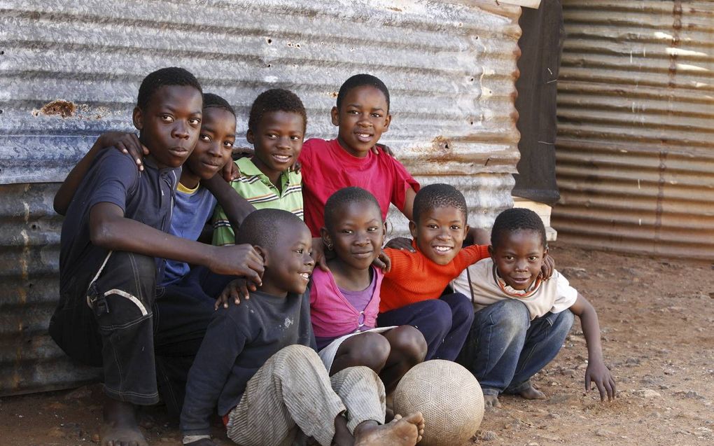 „Meer dan de helft van de Zuid-Afrikaanse kinderen groeit op in een eenoudergezin. Die ene ouder is vrijwel altijd de moeder. De vader is vertrokken.” beeld iStock