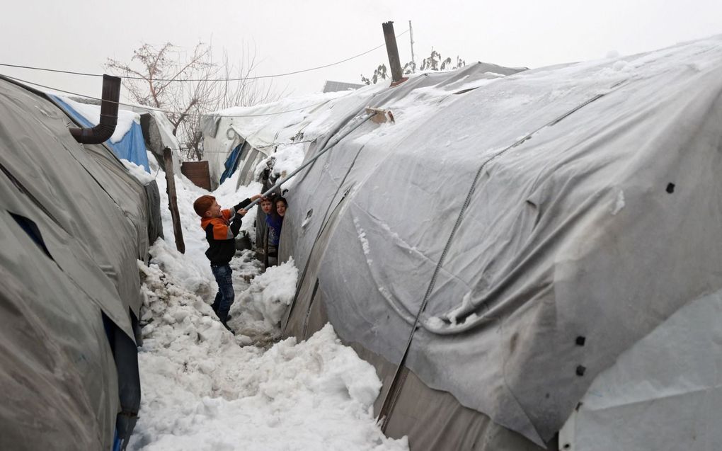 Migranten in de Syrische plaats Zawf, bij de grens met Turkije. beeld AFP,  Kadour