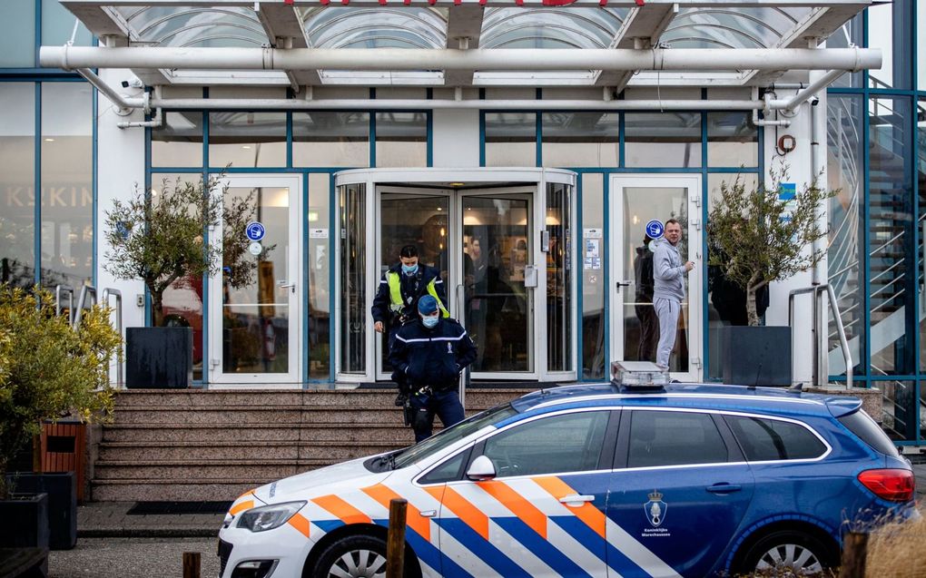 Met omikron besmette reizigers in quarantainehotel Ramada. Immunologen vragen zich af hoe houdbaar de quarantaineregels nog zijn. beeld ANP, Sem van der Wal